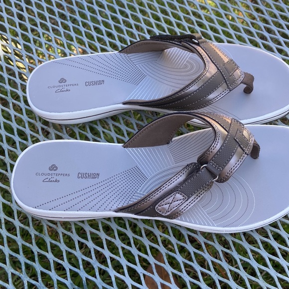 SOLD Clarks NEW cloud stepper‘s soft cushion flip-flops pewter new in box - Picture 5 of 9
